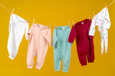 İğneli bebek elbiseleriyle çamaşır ipini kapat.