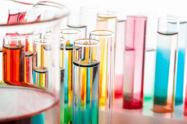 Renkli kimyasallariçeren test tüpleri laboratuvarda yakından