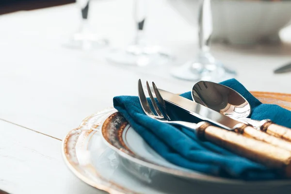 Zbliżenie ujęcia nakrycia do stołu dla doskonałej restauracji z sztućcami i szkłem — Zdjęcie stockowe