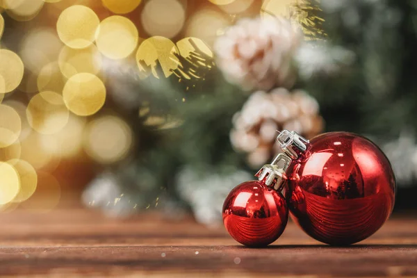 Xmas kerstballen op houten tafel op bokeh achtergrond — Stockfoto