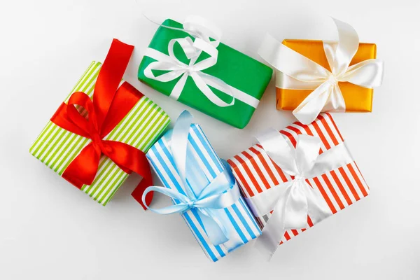 Draufsicht auf einen Haufen Weihnachtsgeschenke auf weißem Hintergrund — Stockfoto