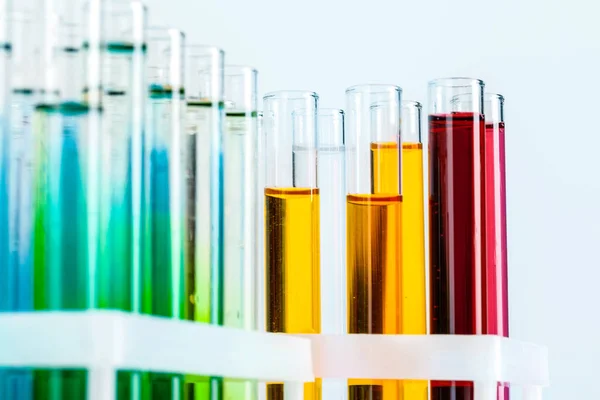 Verschiedene Laborgläser mit farbigen Flüssigkeiten in Nahaufnahme — Stockfoto