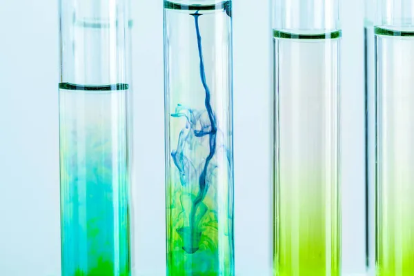 Zielone płyny w probówkach w laboratorium chemicznym z bliska — Zdjęcie stockowe