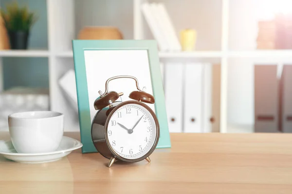 目覚まし時計と文房具アイテムを使用したオフィスのインテリアディテール — ストック写真