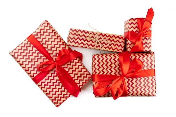 Kézműves karácsonyi ajándékok piros íjak elszigetelt fehér háttér, felső nézet — Stock Fotó
