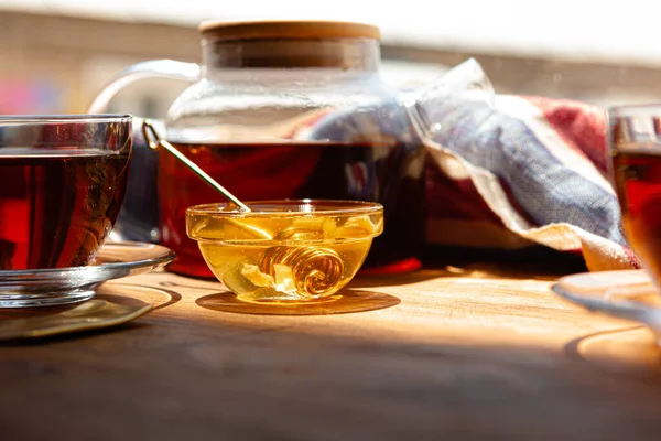 Bal ile cam çay bardağını kapat.