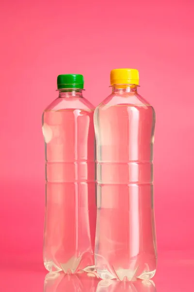 Botella de bebida de colores o limonada sobre un fondo rosa brillante de cerca — Foto de Stock