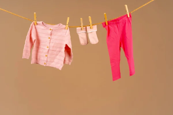 Kinderkleding vastgepind aan een waslijn om te drogen — Stockfoto