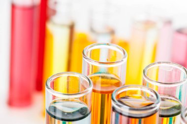 Renkli kimyasallariçeren test tüpleri laboratuvarda yakından
