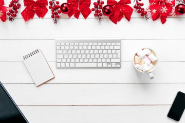 Cihazlar, sarf malzemeleri ve Noel dekor ile Ofis masası. Yukarıdan görüntüle