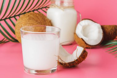 Parlak pembe arka plan üzerinde cam çatlak coco ve hindistan cevizi sütü