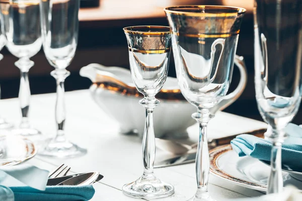 Close up shot of table setting for fine dining with cutlery and glassware — Stok Foto