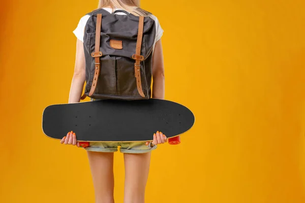 Onherkenbare vrouw met skateboard. Sport, recreatie — Stockfoto