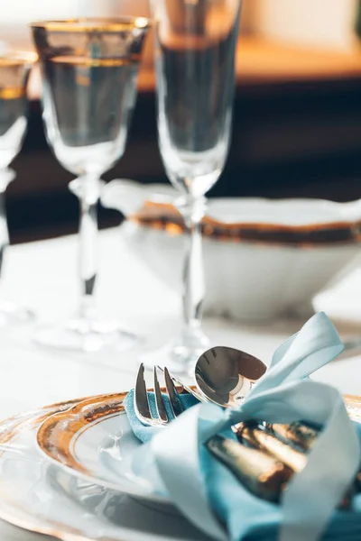 Zbliżenie ujęcia nakrycia do stołu dla doskonałej restauracji z sztućcami i szkłem — Zdjęcie stockowe