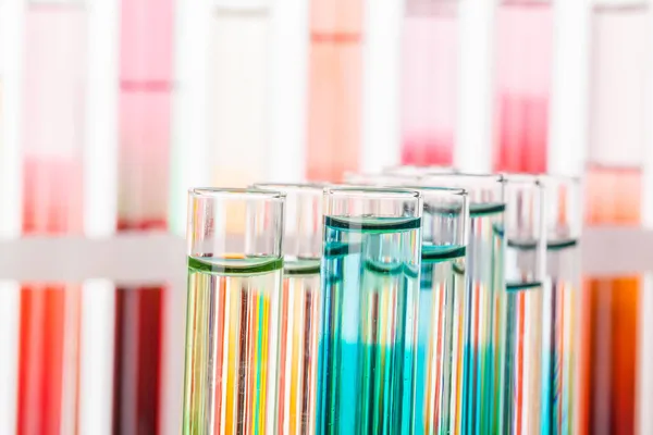 Laboratuvarda natürmort. Renkli kimyasallar ile test tüpleri — Stok fotoğraf