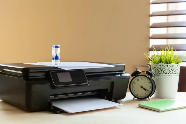 Vooraanzicht van een zwarte printermachine op tafel — Stockfoto