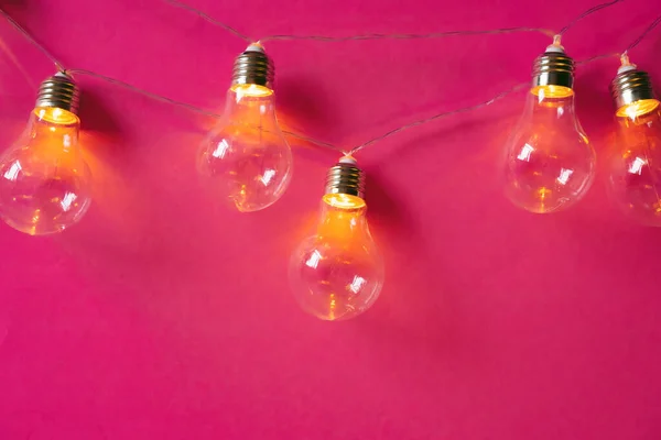 Красивые светящиеся праздничные лампочки гирлянда близко — стоковое фото