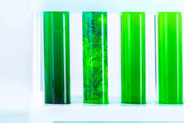 Liquidi verdi nelle provette nel laboratorio chimico da vicino — Foto Stock