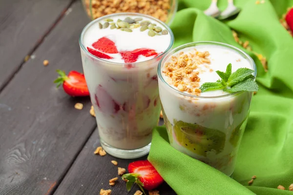 Gesundes Sommerfrühstück. Glas mit Müsli, Joghurt und Erdbeere — Stockfoto