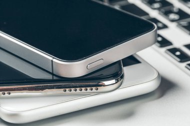 Dizüstü bilgisayar ve cep telefonu masada. Çalışma alanı kavramı.