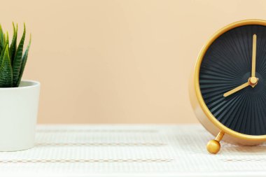 Ahşap masada çalar saat yakın