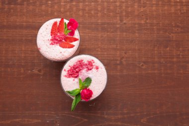 ahşap masa üstü görünümünde taze çilek ile sağlıklı çilek yoğurt cam