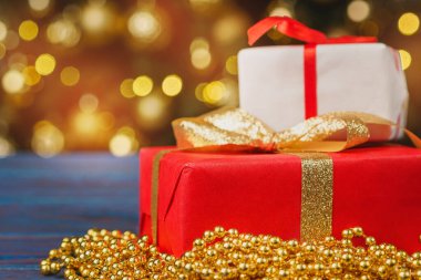 Bulanık çelenk arkaplanındaki Noel süslemeleri