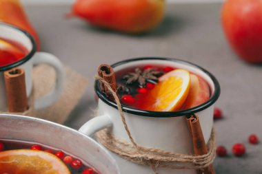 Noel sıcak şarabını kırsal bardakta yakın.