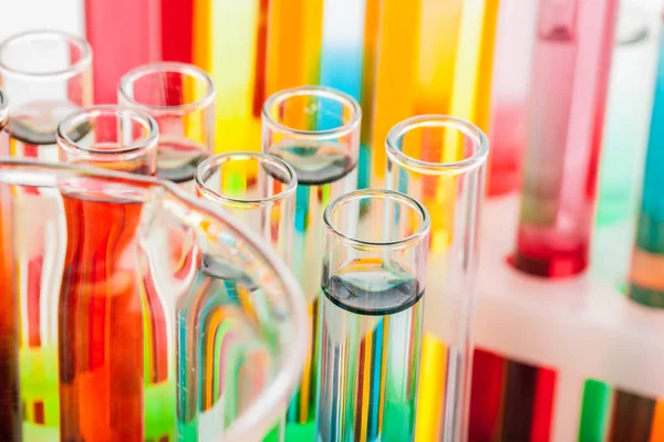 Tubos de ensaio com produtos químicos coloridos de perto em laboratório — Fotografia de Stock