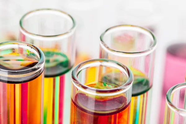 Νεκρή ζωή στο εργαστήριο. Δοκιμαστικούς σωλήνες με πολύχρωμα χημικά — Φωτογραφία Αρχείου