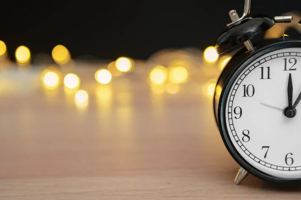 Close-up van Retro alarm clock op wazig kerst achtergrond met bokeh — Stockfoto