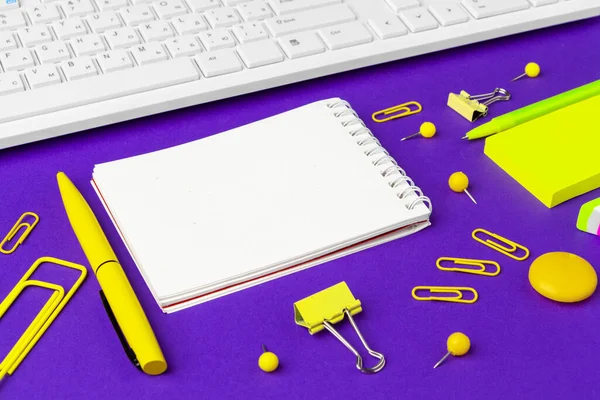 Composición de artículos de estilo de vida de oficina sobre fondo púrpura, equipo de teclado suministros de oficina en el escritorio en la oficina — Foto de Stock