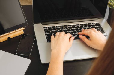 Bilgisayarını ofiste veya evde kullanan iş kadını