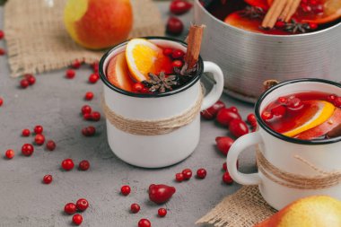 Köy bardağında sıcak sıcak şarap eşliğinde Noel kompozisyonu