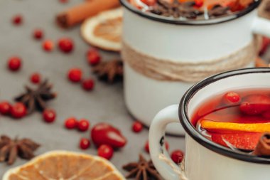 Köy bardağında sıcak sıcak şarap eşliğinde Noel kompozisyonu