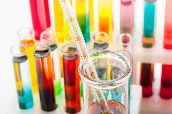 Renkli kimyasallariçeren test tüpleri laboratuvarda yakından — Stok fotoğraf