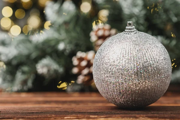 Bolas decorativas de Navidad contra fondo borroso de pino — Foto de Stock