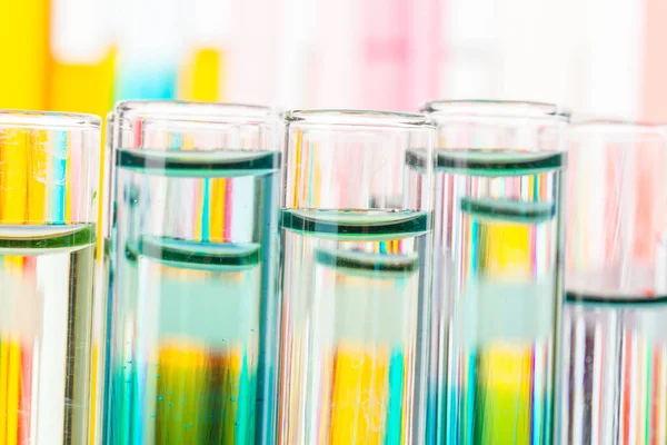 Ainda vida em laboratório. Tubos de ensaio com produtos químicos coloridos — Fotografia de Stock