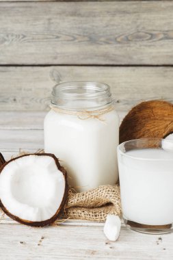 Hindistan cevizi sütü ile hindistan cevizi ve cam sürahi