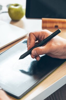 Kalem tableti kullanan grafik tasarımcısı