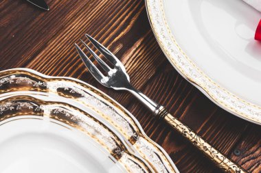 Kahverengi ahşap masa ve güzel bir Noel masası