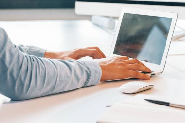 Modern bir ofiste çalışan tanınmayan bir adam.