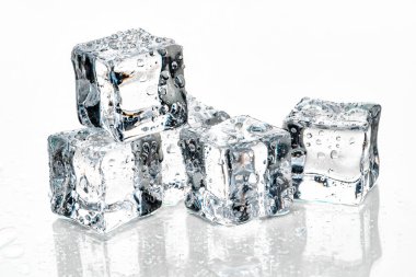 Beyaz arkaplanda buz küpleri.