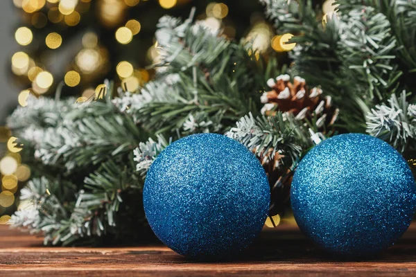 Χριστουγεννιάτικα διακοσμητικά μπάλες ενάντια θολή πεύκο δέντρο φόντο — Φωτογραφία Αρχείου
