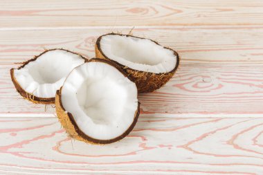 Koyu yaşlı ahşap bir masada kırık hindistan cevizi yakın