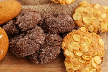 Bir mutfak masasında gevrek lezzetli kurabiye yığını yakın