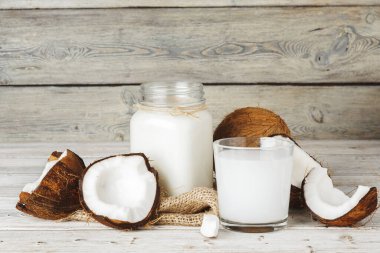 Hindistan cevizi sütü ile hindistan cevizi ve cam sürahi