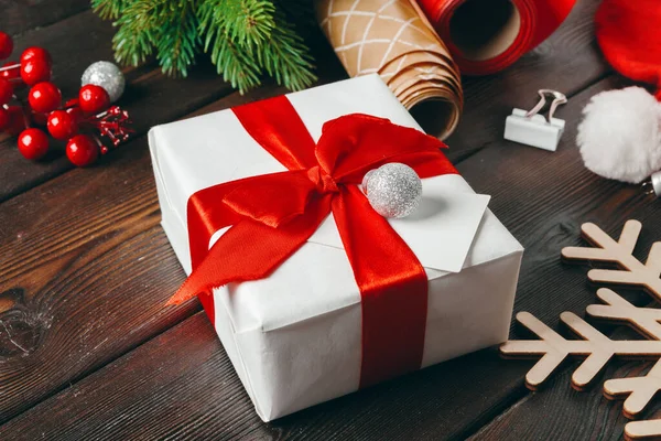 Χριστουγεννιάτικες προετοιμασίες. Δώρο περιτυλίγματος με χαρτί και κορδέλα — Φωτογραφία Αρχείου