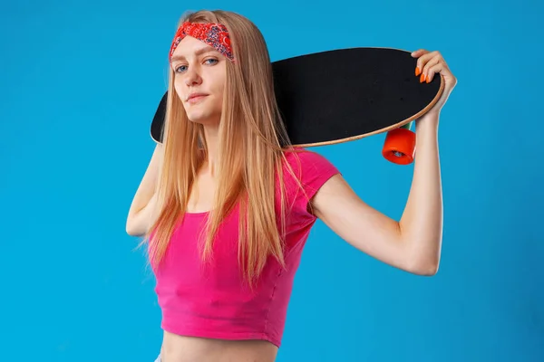 Όμορφη και μόδα έφηβος ποζάρουν με ένα skateboard στο στούντιο — Φωτογραφία Αρχείου