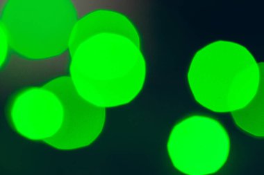 Yeşil çelenk ışıklandırma elementlerinin Bokeh arkaplanı